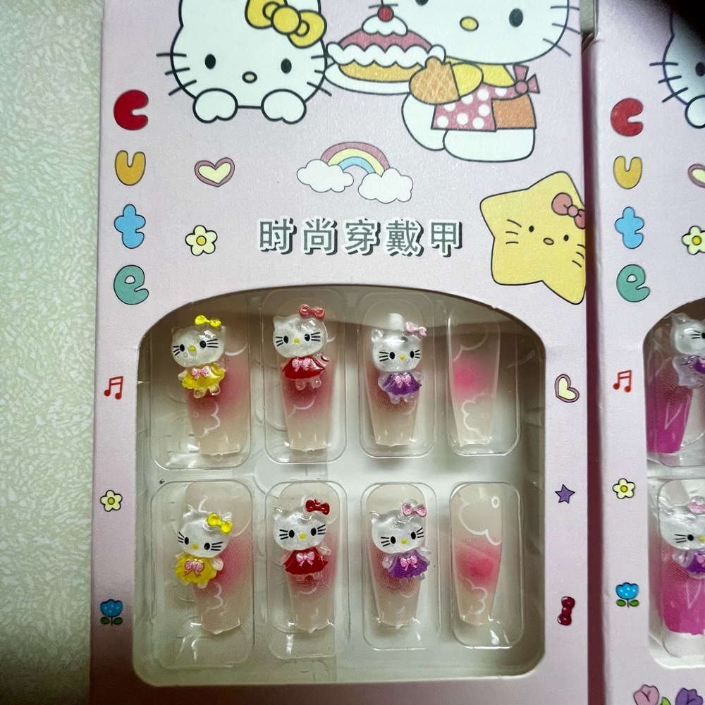 Hello Kitty Nails - Picture 3 of 5